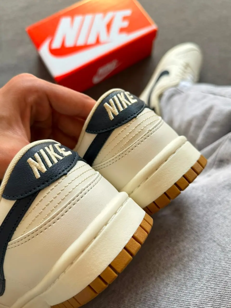 Tênis casual em tom claro apresentado no Instagram da Malu Shoes