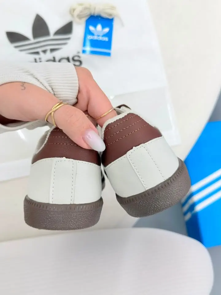 Tênis casual com detalhes em marrom publicado pela Malu Shoes
