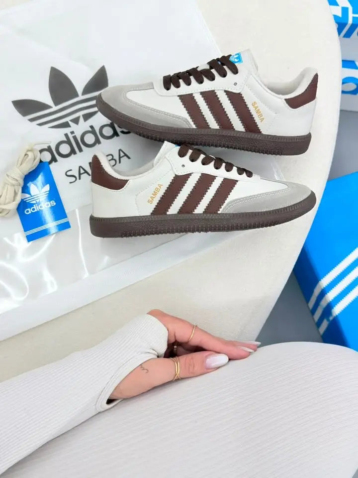Par de tênis casuais em tons neutros apresentado pela Malu Shoes